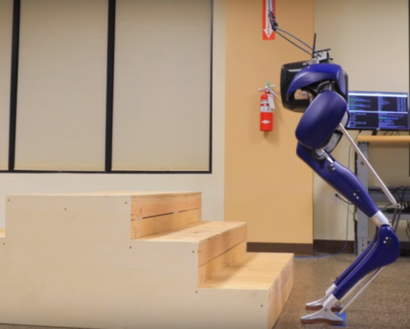 1998: Primer robot capaz de subir escaleras, desarrollado por Carnegie Mellon University