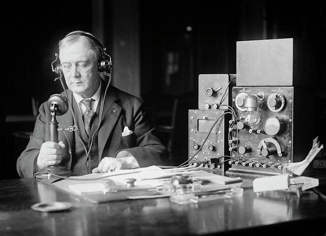 Criação dos primeiros cursos radiofônicos