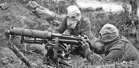 Gran Bretaña empieza utilizar tanques y Austria gas venenoso