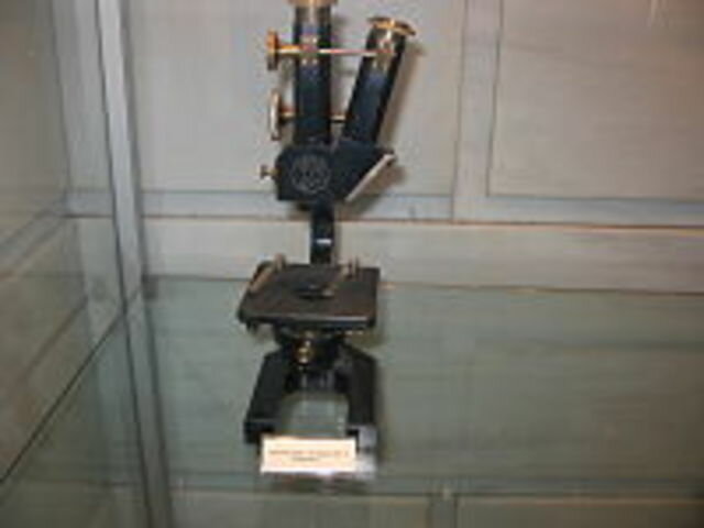 William Henry Fox Talbot construye el primer microscopio de luz polarizada.