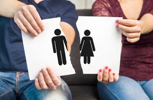La constitución aprueba el divorcio y el voto femenino.