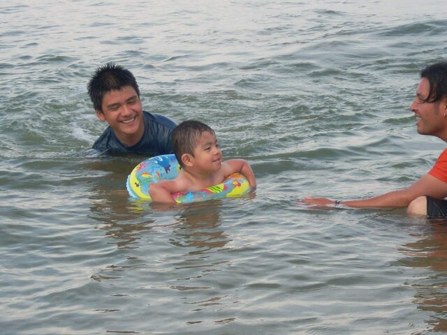 Su primer viaje a la playa de mi segundo bb