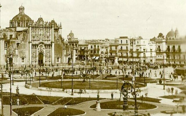 Comienzan las labores docentes en la Real Universidad de México.