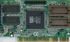 Introducción de la primera tarjeta gráfica 3D acelerada, la Voodoo Graphics de 3dfx.