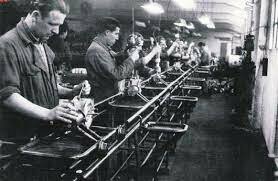 HENRY FORD INSTAL·LA CADENES DE MUNTATGE