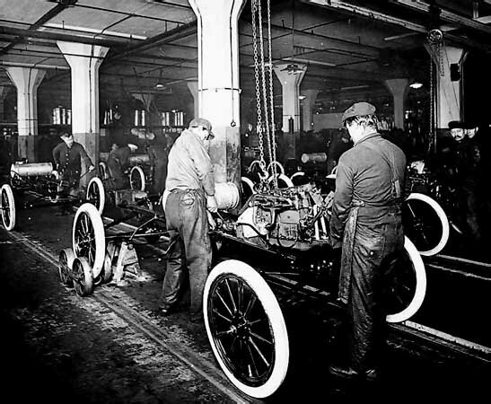HENRY FORD INSTAL·LA CADENES DE MUNTATGE