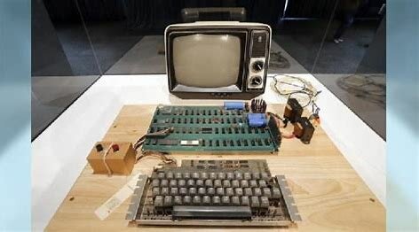 COMPAÑÍA APPLE PONE A LA VENTA UN ORDENADOR PERSONAL A COLOR