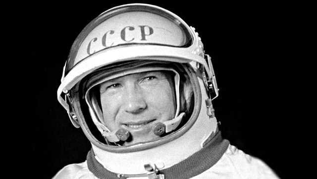 Alexei Lenov fa la prima camminata spaziale