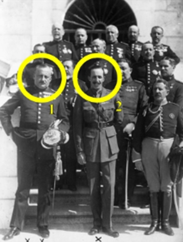 El primer gobierno de Primo de Rivera (1) formado totalmente por militares y el rey Alfonso XIII (2)