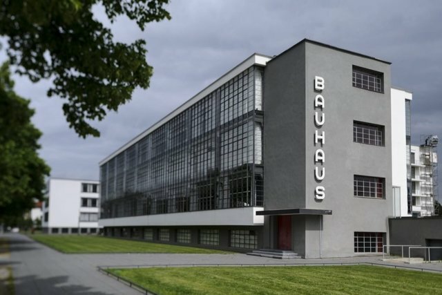 Se funda la escuela Bauhaus