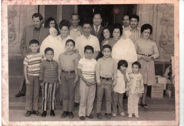 Infancia plena, con familia muy integrada. Tanto nuclear como extensa