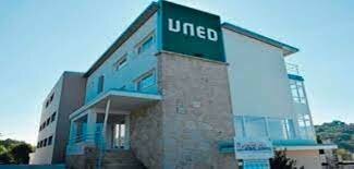 Creación de la Universidad a Distancia en España.