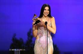 won the award for best female pop music artist 2021