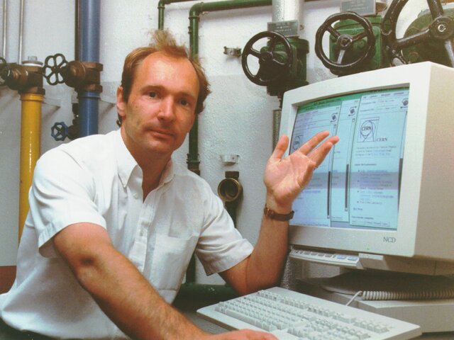 La web fue creada por el ingles TIM BERNERS LEE, crea la word wide web mas conocida como WWW.