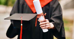 Se otorgan los primeros títulos a estudiantes por correspondencia