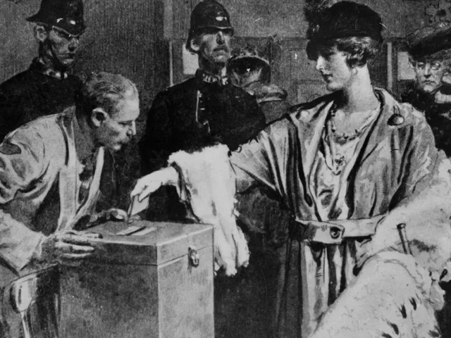 Aprobada la Ley del Sufragio femenino en Inglaterra.