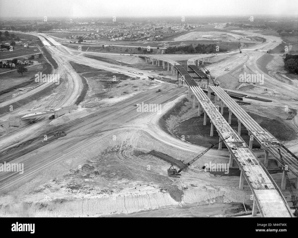 1960s-70s: Se desarrolla la infraestructura de carreteras y puertos en el país,