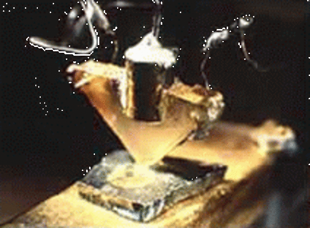 El Transistor es Inventado por John Bardeen, Walter Houser Brattain y William Bradford Shockley