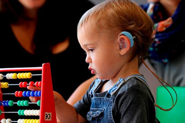 Se crean instituciones para atender a niños sordos