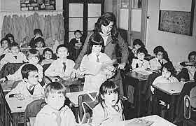 Se fundan las Escuelas Primarias de Perfeccionamiento bajo la premisa de que cada alumno debe ser útil así mismo y a la sociedad