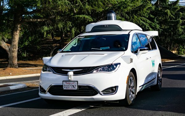 Pruebas de automóviles robóticos en las carreteras