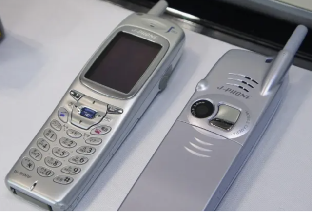 2000, The first camera phone