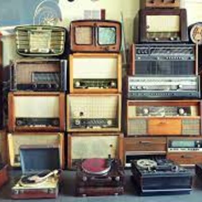 Timeline:  historia de la radio donde describa devenir histórico de la radio desde sus orígenes hasta la era actual.