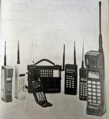 Grahan Bell inventa el teléfono