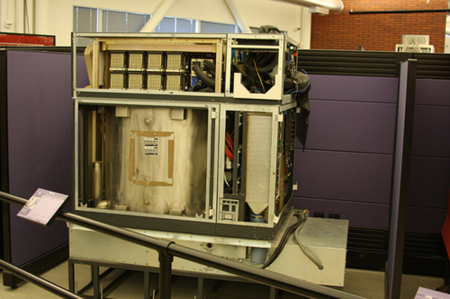 Se crea la primera supercomputadora con procesador de vectores