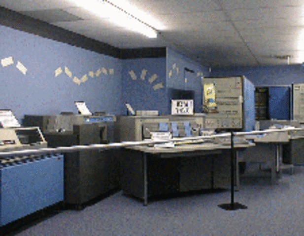 IBM crea el primer computador central.