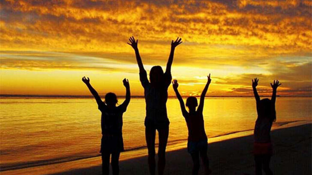 El hada llevo a el duende a una playa