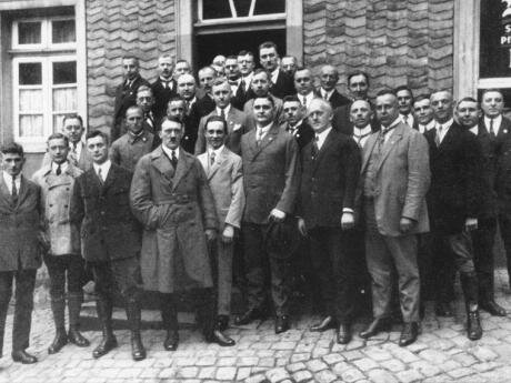 Hitler se une a el Partido de Trabajadores Alemán