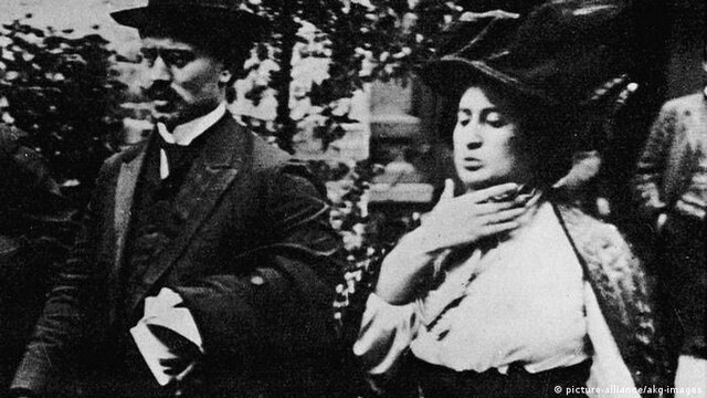 KPD-Anführenden Karl Liebknecht und Rosa Luxemburg werden durch Regierungsoffiziere ermordet