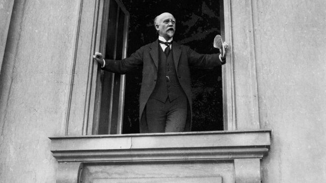 Philipp Scheidemann ruft vor dem Reichstag die deutsche Republik aus, zwei Stunden später propagiert Karl Liebknecht von einem Balkon des Stadtschlosses die freie sozialistische Republik