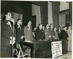 Los médicos y abogados judíos pierden sus títulos.