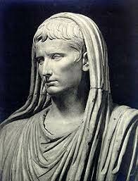 Fill adoptiu de Juli Cesar rep el titol d'August