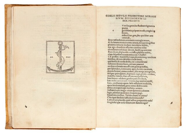 Emplea su marca tipográfica por primera vez