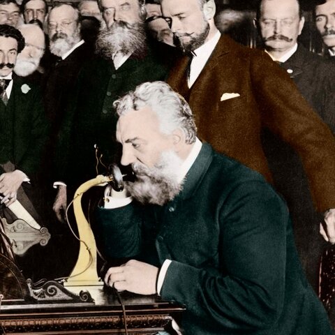 Aparece el teléfono