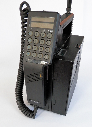 Nokia lanza su Mobira Talkman.