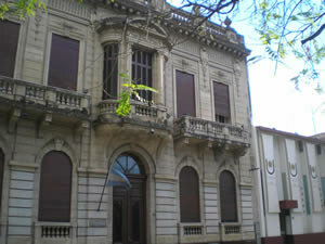ARGENTINA - Escuela de Servicio Social (Universidad Nacional del Nordeste) Posadas (Misiones - Argentina) “Trabajo Social: una nueva disciplina profesional para un mundo en transición”. - 1973 -