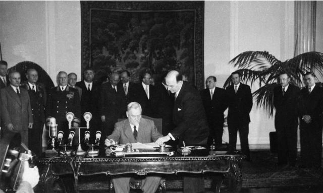 Firma pacto de Varsovia
