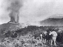 Se producen fuertes temblores de tierra en gran parte de la isla, que provocaron las erupciones de 3 volcanes