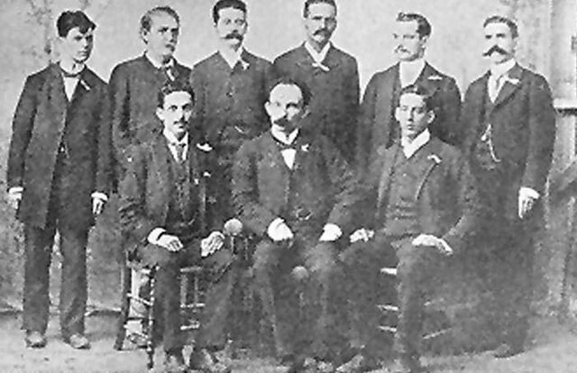 José Martí funda el partido Revolucionario Cubano.