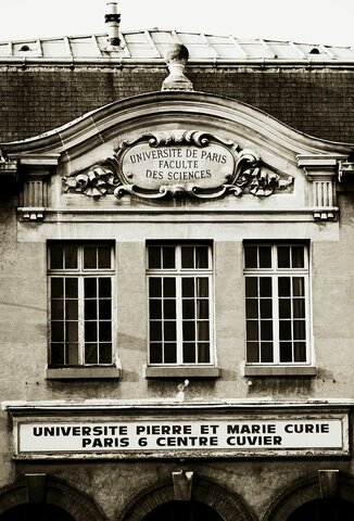 Marie Curie asiste a la universidad de Sorbona