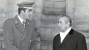 Juan Carlos I destituye a Arias Navarro como Presidente del Gobierno