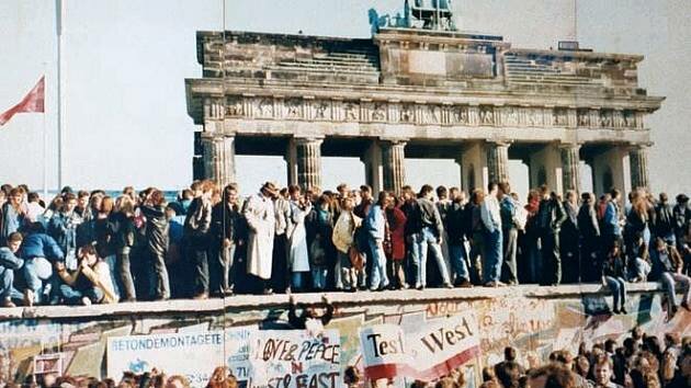 LA GUERRA FRIA. (1945-1991) Foto: Manifestación que acabó con la destrucción del muro en 1989