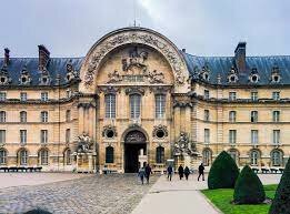 Termina sus estudios en la Escuela Militar de París