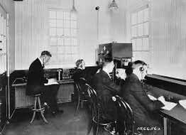 KDKA goes on the air from Pittsburgh