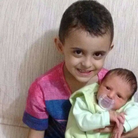 Minha primeira foto com meu irmão no colo