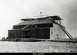 Tesla comença a construir el seu laboratori a Colorado Springs.